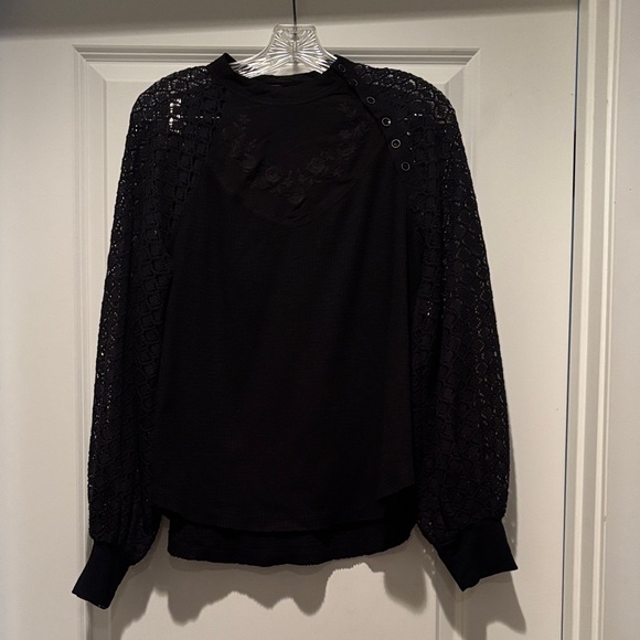 Free People Elegant Black Lace Sleeve Women's Top - Picture 1 of 4
